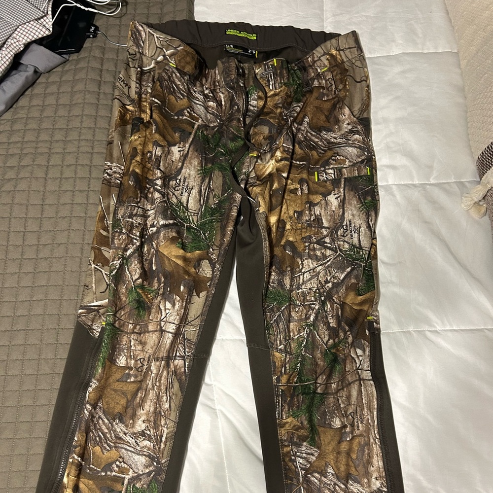 Large loose under armour camo pants